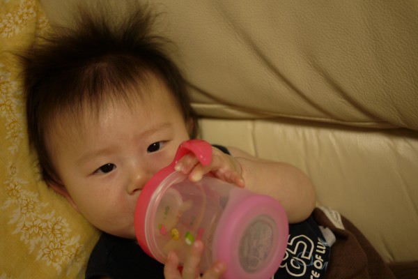 麦茶 いつから 赤ちゃん 赤ちゃんの水分補給！生後3ヶ月～9ヶ月頃まで時期別の適正量や頻度 [離乳食]